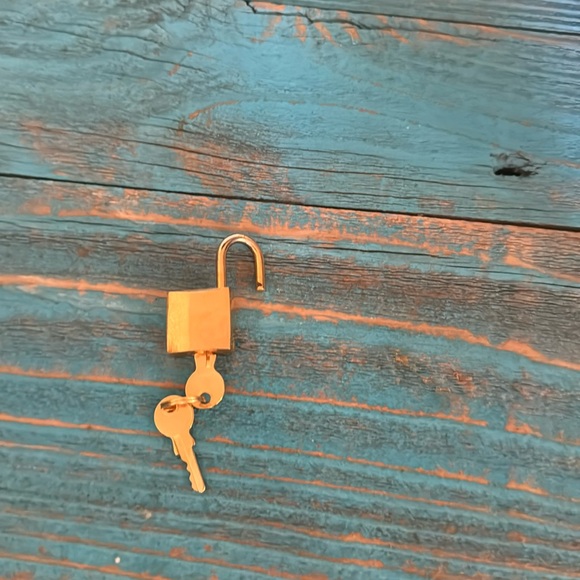 CELINE Shiny Lock/ key, and clochette RARE ✨🔐 - Picture 4 of 4